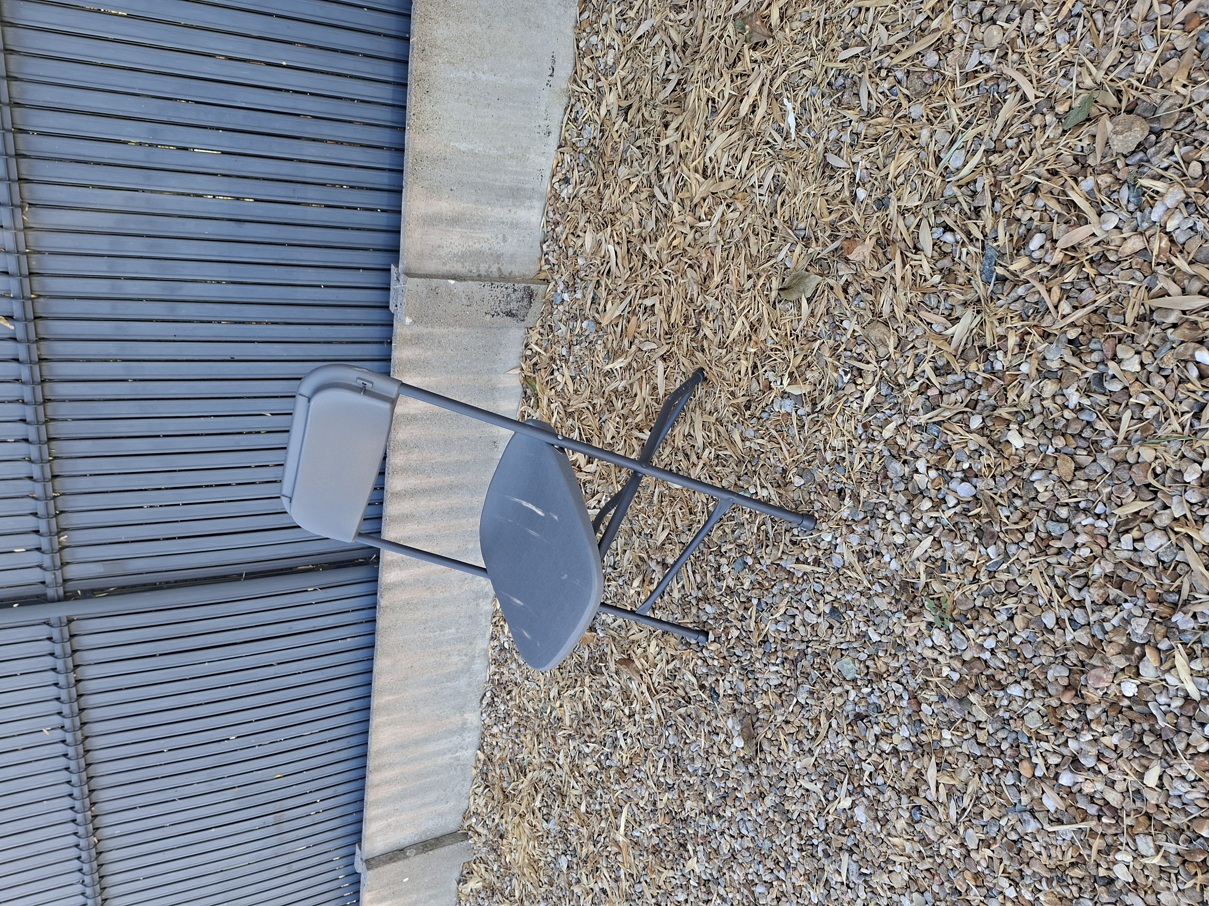 CHAISE  PLIANTE - 1.20 euros