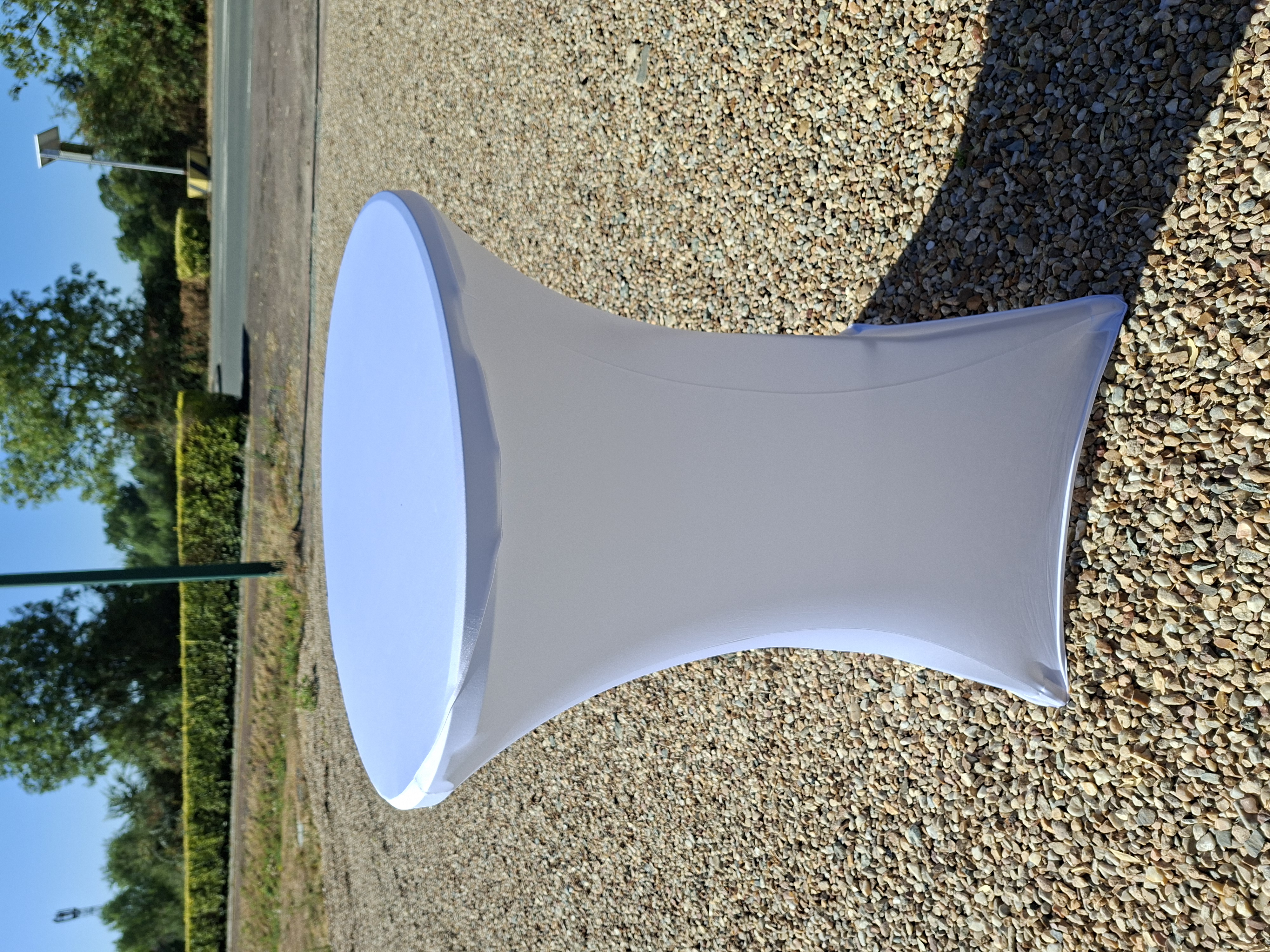 MANGE DEBOUT AVEC HOUSSE BLANCHE - 10 euros