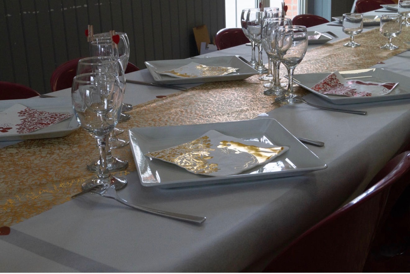 Photo des assiettes carrées lors d'un mariage 